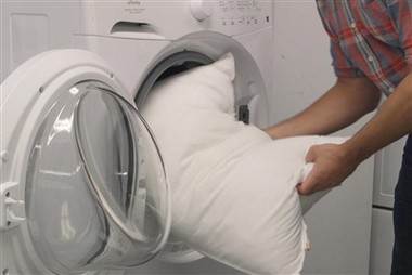 Bagaimana Hotel Membersihkan Sarung Bantal Poliester Putih Berkualitas Tinggi?